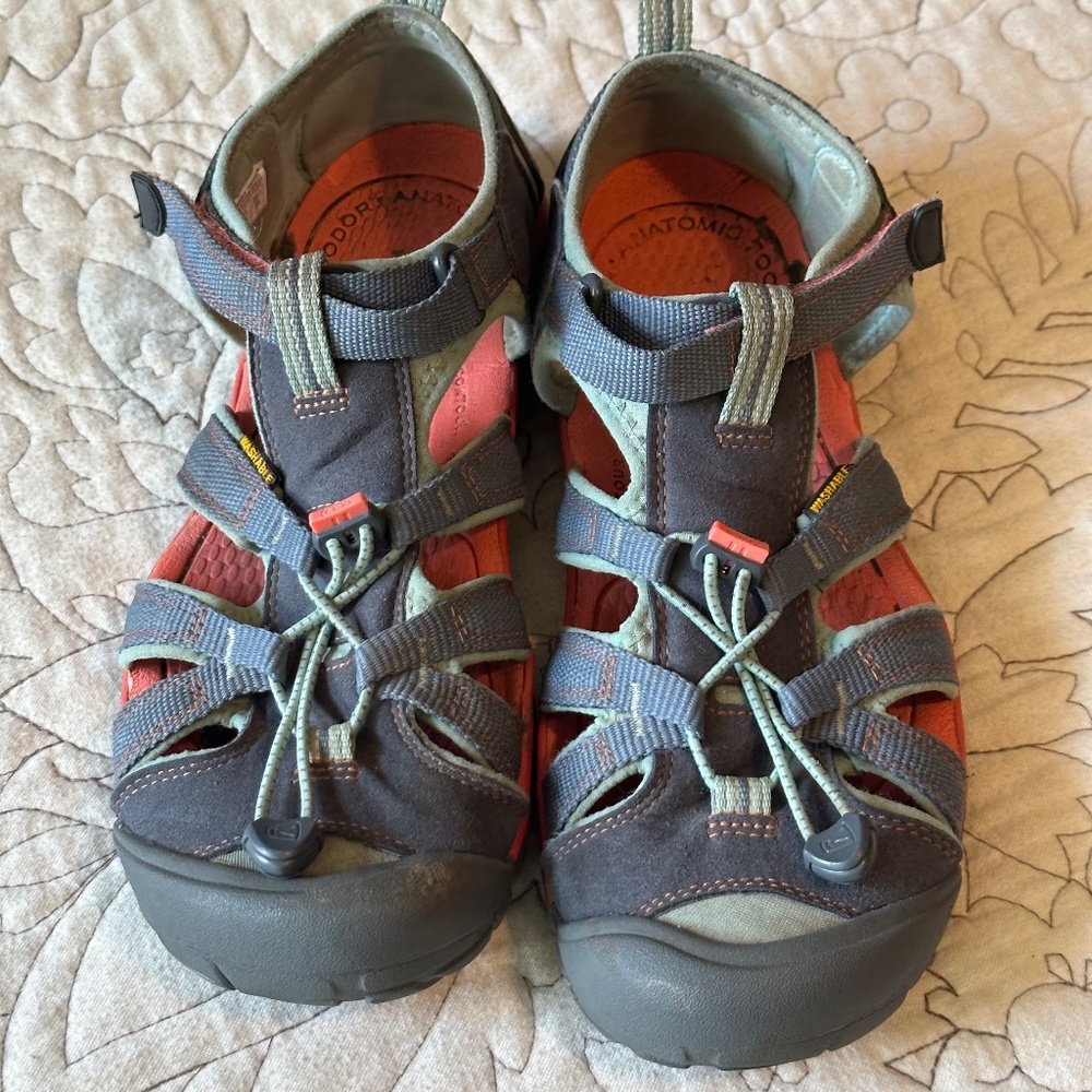KEEN Big Kid's Seacamp 2 CNX Closed Toe Sandal, Flint Stone/Ocean Wave, 7